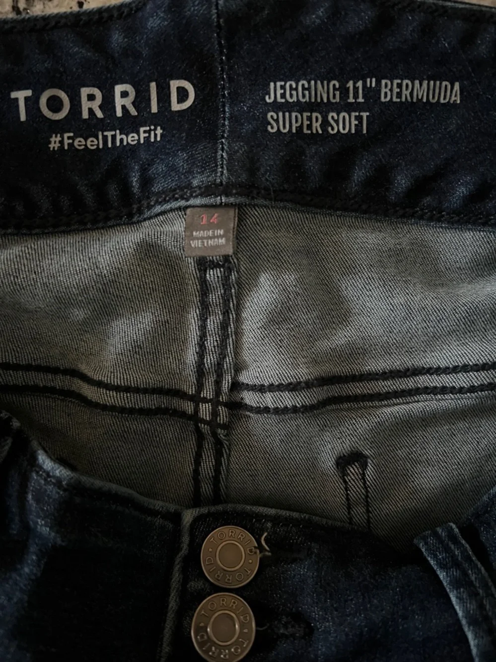 Torrid 11” Bermuda Jean Shorts Size 14 - Picture 3 of 5